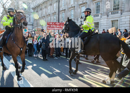 Londres, Royaume-Uni. 15 Février, 2019. Des milliers d'étudiants prennent part à un YouthStrike4climat pour les jours. Après avoir rassemblé dans la place du Parlement, les étudiants bloqué les rues autour de Westminster. Grève des événements impliquant des écoles du Royaume-Uni ont été organisées par le Réseau étudiant britannique et le Royaume-Uni Youth Climate Coalition pour exiger que le gouvernement déclare une urgence climatique et prendre des mesures positives pour régler la crise climatique, y compris en mettant la question dans le cadre du programme scolaire. Credit : Mark Kerrison/Alamy Live News Banque D'Images