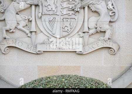 Glasgow, Royaume-Uni. Feb 15, 2019. En dehors de la Haute Cour au cours Alesha McPhail's procès pour meurtre. Alesha's corps a été trouvé dans les terres d'un ancien hôtel le 2 juillet de l'année dernière. Pas en mesure de nommer l'accusé. Il est illégal en Ecosse pour publier le nom, l'adresse, l'école ou toute autre information qui pourrait identifier les personnes de moins de 18 ans qui est l'accusé, victime ou témoin dans une affaire pénale, cette loi s'applique aux médias sociaux ainsi qu'aux sites web, journaux et chaînes TV et radio. Crédit : Colin Fisher/Alamy Live News Banque D'Images