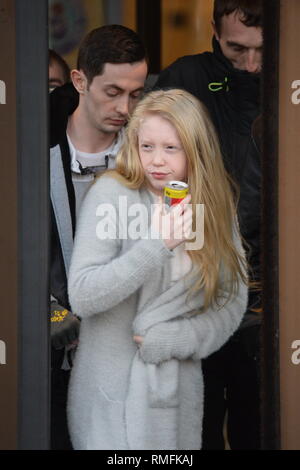 Glasgow, Royaume-Uni. 15 février 2019. Georgina Lochrane - Mère de Alesha McPhail, vu quitter la Haute Cour au cours du procès pour meurtre de Alesha McPhail. Alesha's corps a été trouvé dans les terres d'un ancien hôtel le 2 juillet de l'année dernière. Pas en mesure de nommer l'accusé. Il est illégal en Ecosse pour publier le nom, l'adresse, l'école ou toute autre information qui pourrait identifier les personnes de moins de 18 ans qui est l'accusé, victime ou témoin dans une affaire pénale, cette loi s'applique aux médias sociaux ainsi qu'aux sites web, newsp Banque D'Images