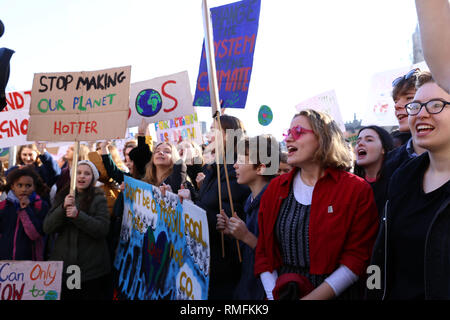 Bristol, Royaume-Uni. Feb 15, 2019. Les étudiants et les enfants de l'école se sont réunis au Collège Green à Bristol pour un climat de grève, demandant au gouvernement d'apporter des modifications. Une liste de revendications a été pris et remis au maire de Bristol par Bristols des conseillers des jeunes. Photographe indépendant, Lily Watts © Crédit : Lily Watts/Alamy Live News Banque D'Images