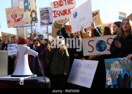 Bristol, Royaume-Uni. Feb 15, 2019. Des centaines d'étudiants et les enfants de l'école se sont réunis au Collège Green à Bristol pour un climat de grève, demandant au gouvernement d'apporter des modifications. Une liste de revendications a été pris et remis au maire de Bristol par Bristols des conseillers des jeunes. Photographe indépendant, Lily Watts © Crédit : Lily Watts/Alamy Live News Banque D'Images