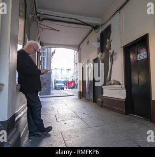 Glasgow, Ecosse, Royaume-Uni. 15 Février, 2019. The Woman in Black murale sur Royal Exchange Square par artiste James Klinge. Credit : Skully/Alamy Live News Banque D'Images