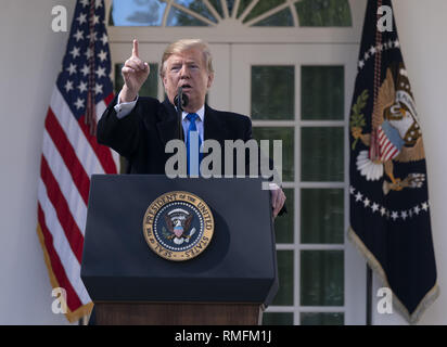 Washington DC, USA. Feb 15, 2019. Le Président des Etats-Unis, Donald J. Trump fait de commentaires alors qu'il déclare une urgence nationale au cours de la frontière sud et le besoin de sécurité à la frontière au cours d'une apparition dans la roseraie de la Maison Blanche à Washington, DC le vendredi, Février 15, 2019 Crédit : Chris Kleponis/CNP/ZUMA/Alamy Fil Live News Banque D'Images