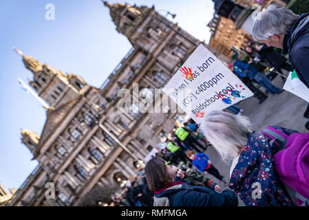 Glasgow, Royaume-Uni. 15 février 2019. Les enfants se rassembler devant Glasgow City Chambers dans le cadre de la grève de changement climatique. Des centaines d'étudiants et de lycéens à travers l'Ecosse ont pris part à cette première semaine de grève de la jeunesse à l'échelle du Royaume-Uni, invitant les gouvernements du monde entier à prendre des mesures d'urgence sur les changements climatiques. Credit : Andy Catlin/Alamy Live News Banque D'Images