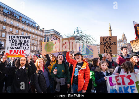 Glasgow, Royaume-Uni. 15 février 2019. Les enfants se rassembler devant Glasgow City Chambers dans le cadre de la grève de changement climatique. Des centaines d'étudiants et de lycéens à travers l'Ecosse ont pris part à cette première semaine de grève de la jeunesse à l'échelle du Royaume-Uni, invitant les gouvernements du monde entier à prendre des mesures d'urgence sur les changements climatiques. Credit : Andy Catlin/Alamy Live News Banque D'Images