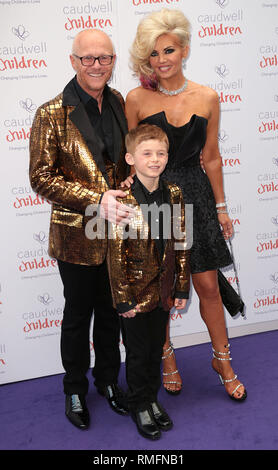 Londres, Royaume-Uni, le 15 mai 2014 John Caudwell avec Claire Johnson et leur fils à la balle papillon Enfants Caudwell du Grosvenor House Hotel - l'e Banque D'Images