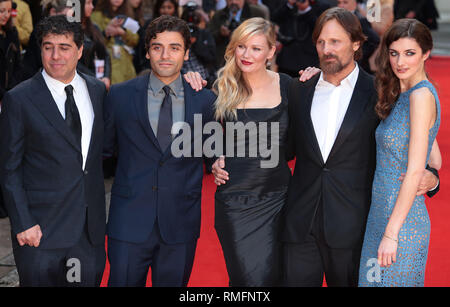 Londres, Royaume-Uni, 13 mai 2014 Hossein Amini, Oscar Issac, Kirsten Dunst, Viggo Mortensen et Daisy Bevan arrivent à l'UK Premiere de 'Les Deux visages de Ja Banque D'Images