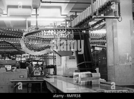 Vue sur une courroie de convoyeur transportant des journaux imprimés. La photographie a été prise lors de l'impression centre de la Sueddeutsche Verlag à Steinhausen, Munich. Banque D'Images