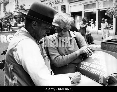 Le premier candidat Joseph Beuys (à gauche) en action pour les Verts lors de la campagne électorale, à Bonn. Banque D'Images