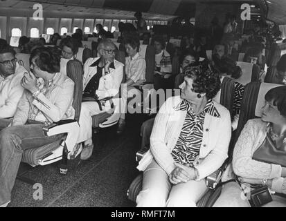 L'intérieur d'un avion Lockheed L-1011 Tristar de LTU airline juste avant de décoller à Duesseldorf. Les passagers attendent dans leurs sièges. Banque D'Images