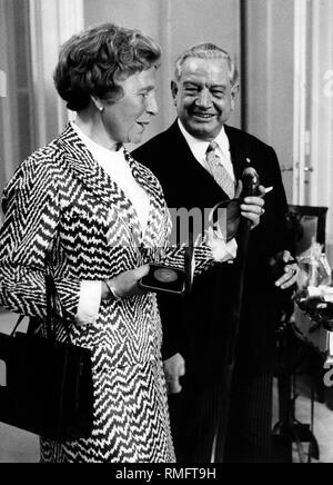 Le premier ministre bavarois Alfons Goppel (derrière) et sa femme Gertrud Goppel. Gertrud Goppel examine les cadeaux pour son 65e anniversaire. Banque D'Images