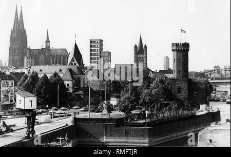 Avis de Cologne en juillet 1979. Les églises et les tours de gauche : la cathédrale de Cologne, Saint Maria Lyskirchen, Grande Eglise Saint-Martin, Malakoffturm. Banque D'Images