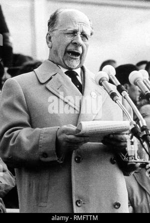 Walter Ulbricht, parti et chef de l'Etat de la RDA dans un discours prononcé à l'ouverture de la rencontre de Pentecôte de la FDJ dans le "stade" Walter Ulbricht, mai 1964 à Berlin-Est. Banque D'Images