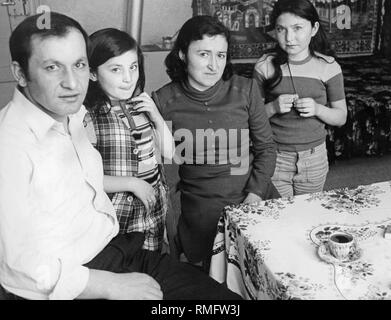 La famille d'immigrants Turcs Aslan devant leur table de fête. Banque D'Images