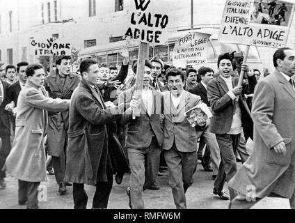 Les étudiants et membres de l'extrême droite, néo-fascistes du MSI (Mouvement Social Italien) manifester contre une réunification du Tyrol du Sud avec l'Autriche à Naples avec des bannières telles que "Longue vie à la jeune Italie', 'Vive le Tyrol du Sud" et "La jeunesse italienne défend le Tyrol du Sud'. Banque D'Images