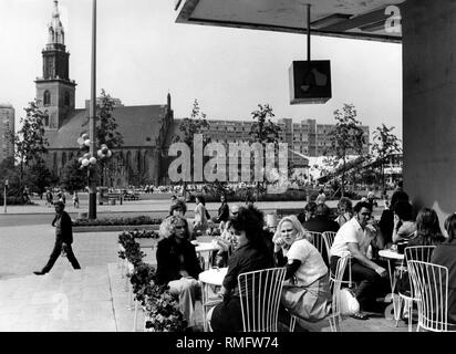 Café sur la Rathausstrasse, dans l'arrière-plan est l'église Sainte Marie (sans date). Banque D'Images