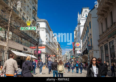 Vienne, AUTRICHE - Avril 2018 : Rue de la Carinthie, la plus célèbre rue commerçante dans le centre de Vienne Banque D'Images