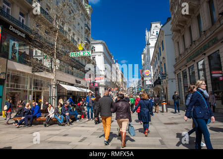 Vienne, AUTRICHE - Avril 2018 : Rue de la Carinthie, la plus célèbre rue commerçante dans le centre de Vienne Banque D'Images