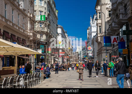 Vienne, AUTRICHE - Avril 2018 : Rue de la Carinthie, la plus célèbre rue commerçante dans le centre de Vienne Banque D'Images