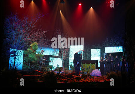 Rory Charles Graham, mieux connu sous le nom de Rag'n'Bone Man, effectuant avec Calvin Harris (à gauche) pendant le tournage de la Graham Norton Show à BBC Television Centre 6 Studioworks, Wood Lane, Londres, pour être diffusé sur BBC One le vendredi soir. PRESS ASSOCIATION. Photo date : Jeudi 14 Février, 2019. Crédit photo doit se lire : PA au nom de tant d'images satellite Banque D'Images