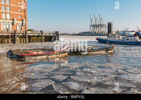 Deux vieux l'amarrage des bateaux dans le port musée Oevelgönne on ice Banque D'Images