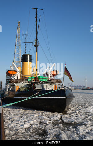 Brise glace vapeur amarré à l'embarcadère, port d'hiver Banque D'Images