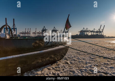 Jetée à Hambourg en hiver avec les grues et de brise-glace Banque D'Images