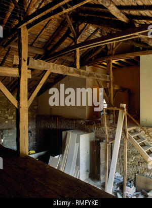 Le duo nefs traditionnelle ferme, St Vivien de Monségur, près de La Réole, Bordeaux, France : voir à partir de la grange à foin à l'échelle de l'allée d'habitation. Banque D'Images