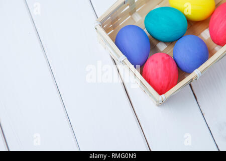 Joyeuses Pâques avec des oeufs de pâques Banque D'Images