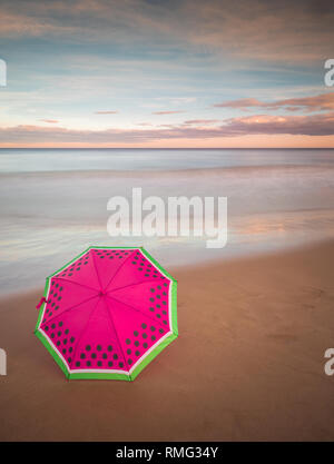 Parapluie sur beach, près de la mer Banque D'Images