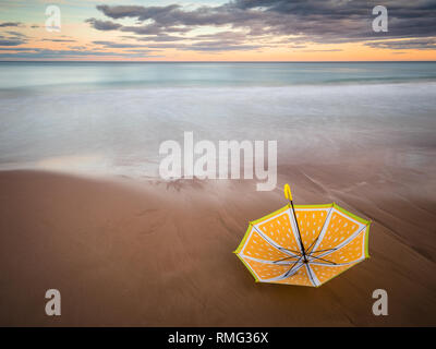 Parapluie sur beach, près de la mer Banque D'Images