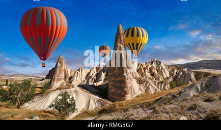 Photos et images de montgolfières sur les formations rocheuses pilier près de Göreme, Cappadoce, Nevsehir, Turquie Banque D'Images