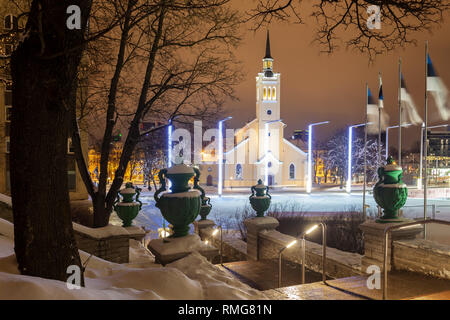 Nuit d'hiver à l'église Saint John's à Tallinn, Estonie. Banque D'Images