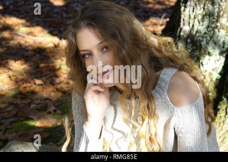 Beautiful Country Girl dans un pays de l'automne Banque D'Images