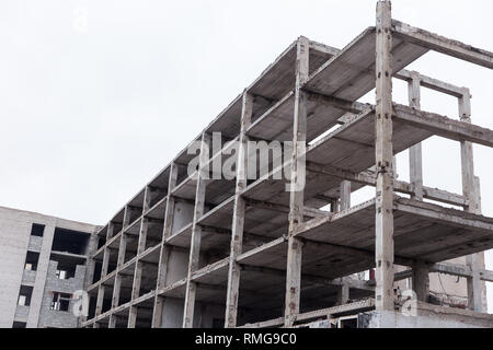 Bâtiment en briques anciennes dans la ville contre le ciel. Banque D'Images