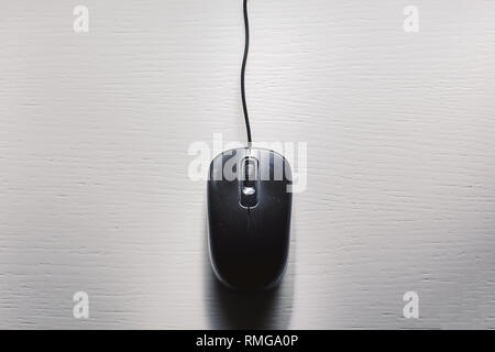 Old dusty black souris d'ordinateur sur le tableau blanc. Banque D'Images