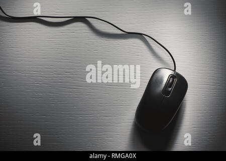 Old dusty black souris d'ordinateur sur le tableau blanc. Banque D'Images