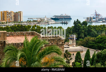 Le port de Malaga vu de dessus. German passenger ship Mein Schiff à port, Malaga, Andalousie, Espagne Banque D'Images