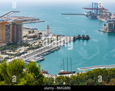 Le port de Malaga vu de dessus avec des yachts amarrés et grues portuaires, Malaga, Andalousie, Espagne Banque D'Images