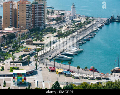 Vu de dessus du port avec bateaux amarrés, Centre Pompidou et phare, Malaga, Andalousie, Espagne Banque D'Images