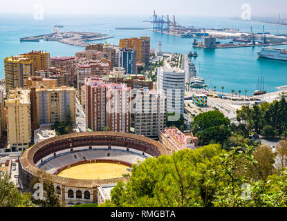 La Malagueta, ou des arènes, Málaga, Andalousie, Espagne avec le quartier du port, centre Pompidou et le phare Banque D'Images