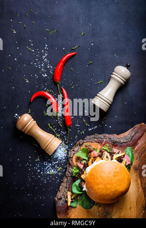 Burger de bœuf haché avec la viande, microgreens et champignons. Vue de dessus, copiez l'espace. Banque D'Images