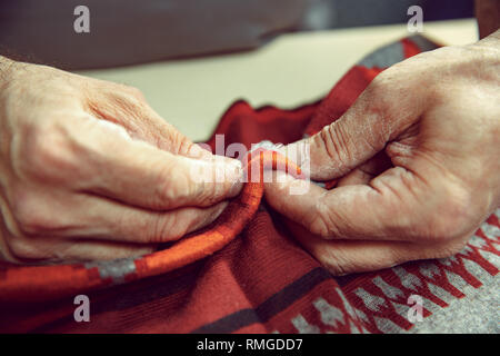 L'homme qui travaille dans son atelier de couture, couture, Close up. Vintage Textile industriel. L'homme en femme profession. Concept de l'égalité Banque D'Images