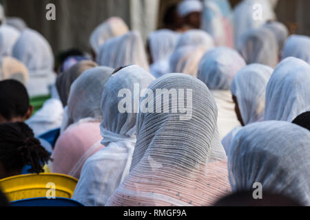 Les femmes éthiopiennes à l'église priant dans Addis Ababa Ethiopie Banque D'Images