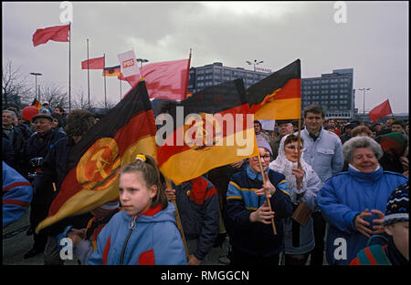 Campagne électorale du PDS à Alexanderplatz à Berlin Est. Le 18 mars 1990 ont lieu les premières élections libres à la Chambre du peuple de la RDA. Ici, les participants du rallye pendant le discours du président de la PDS, Gregor Gysi. Banque D'Images