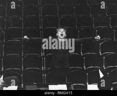 Le compositeur américain Leonard Bernstein la conduite (sans date photo). Banque D'Images