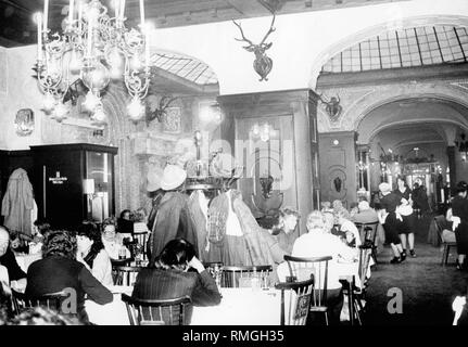 L 'Bierhalle' dans le restaurant "Zum Augustiner' dans la Neuhauserstrasse à Munich. Dans l'arrière-plan le uschenlsaal «» avec dôme en verre. La photo montre le restaurant après la rénovation. Les plafonds en bois, la coupole et la voûte ont été préservés. Banque D'Images