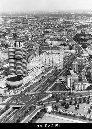 Le Mittlerer Ring du nord au cours des derniers travaux de finition. Le Petuelring au nord de Munich a été élargie au début des années 1970 dans le courant de l'été Jeux Olympiques. Dans l'arrière-plan est la nouvelle caractéristique de BMW (BMW Vierzylinder quatre cylindres) dans lequel est situé le siège social du constructeur. L'édifice de prestige a été inauguré au printemps de 1973. Banque D'Images