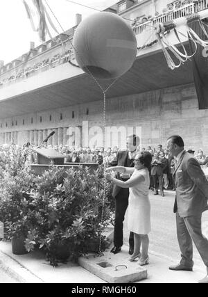 Le maire de Munich Georg Kronawitter (SPD) ouvre la section sur le périphérique Mittlerer Ring avec le conseiller C. Burkert ( ?). Banque D'Images