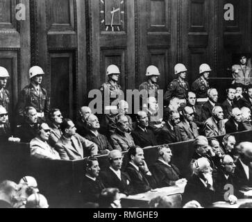 Vue sur le siège des principaux accusés lors du premier procès pour crimes de guerre à Nuremberg lors d'une audience. Dans la deuxième ligne de l'arrière, de gauche à droite : Hermann Goering, Rudolf Hess, Joachim von Ribbentrop, Wilhelm Keitel, Ernst Kaltenbrunner, Alfred Rosenberg, Hans Frank, Wilhelm Frick, Julius Streicher, Walther Funk et Hjalmar Schacht. Dans la rangée arrière : Karl Doenitz, Erich Raeder, Baldur von Schirach, Fritz Sauckel, Alfred Jodl, Franz von Papen, Arthur Seyss-Inquart, Albert Speer, Konstantin von Neurath et Hans Fritzsche. Banque D'Images